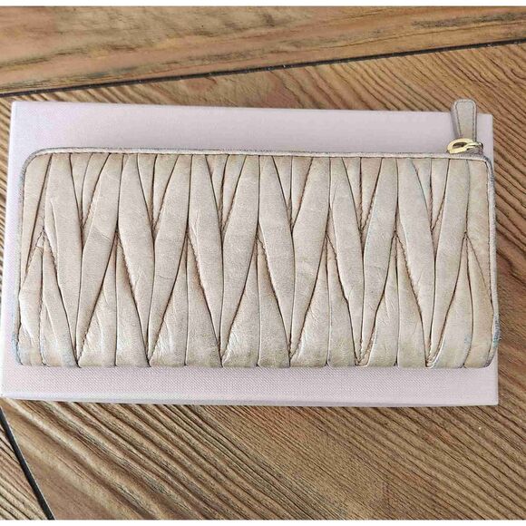 Miu Miu Beige Matelassé Wallet - Picture 6 of 13